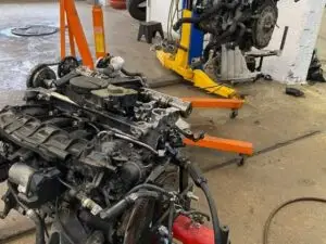 Image of the engines of the Audi Q5 on a maintenance platform